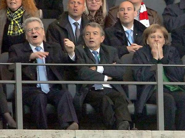 Es ist nicht das erste Mal, dass Gauck und Merkel zusammen ein Fußballspiel schauen. Hier gemeinsam mit DFB-Präsident Niersbach bei einem Spiel zwischen Borussia Dortmund und FC Bayern München.