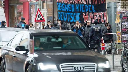 Hauptsache Demo. Trillerpfeifen und Spruchbänder gehören in Kreuzberg dazu. Von ,,Kriegstreiber“ bis „Antikommunist“ reichten die Schlachtrufe bei der Demonstration gegen Bundespräsident Gauck. 