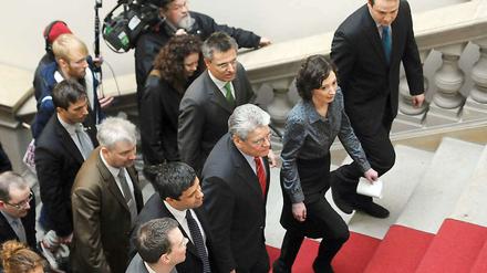 In Begleitung der Fraktionsvorsitzenden schritt Gauck die Stufen zum Abgeordnetenhaus hinauf.