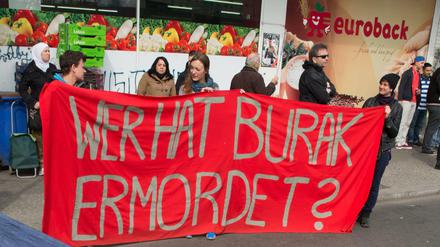 "Wer hat Burak ermordet?" Das fragen sich einige Menschen bei einer Demonstration zum Gedenken an den 22-jährigen Burak Bektas.