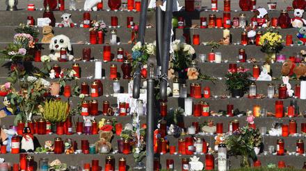 Plüschtiere und Kerzen zum Gedenken an den ermordeten Elias wurden von Einwohnern in der Nähe seines früheren Wohnortes "Am Schlaatz" aufgestellt.