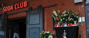 Blumen und Kerzen stehen Anfang September 2013 neben dem Eingang des Soda Club. 