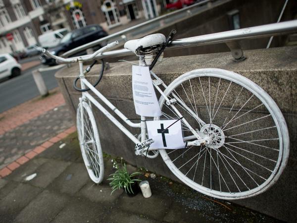 Mit symbolisch weiß angestrichenes Fahrrädern wird den Fahrradfahrern gedacht, die bei Verkehrsunfällen ums Leben kamen.