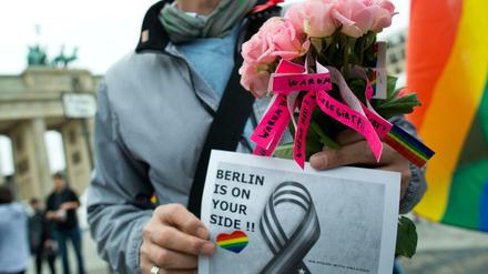 Trauerveranstaltung für die Opfer von Orlando in Berlin zu sehen. 
