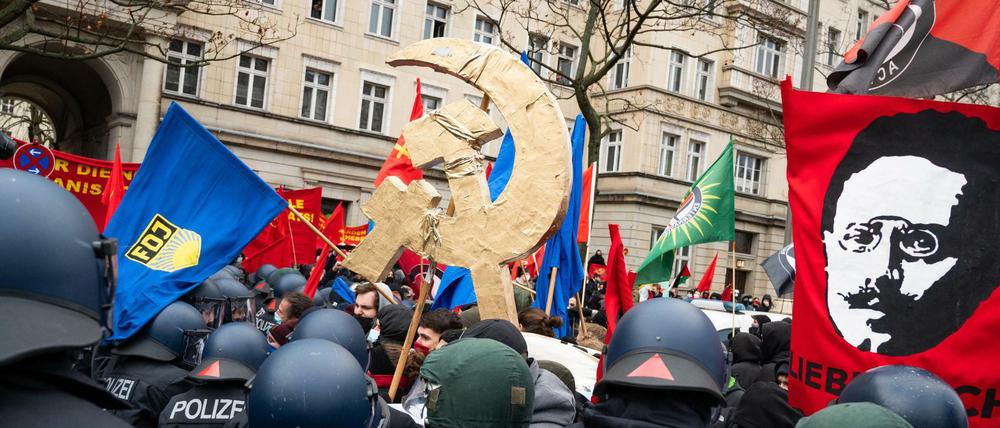 Zum Gedenken an die Ermordung der Kommunistenführer Rosa Luxemburg und Karl Liebknecht versuchte die Polizei verbotene FDJ Fahnen zu beschlagnahmen.