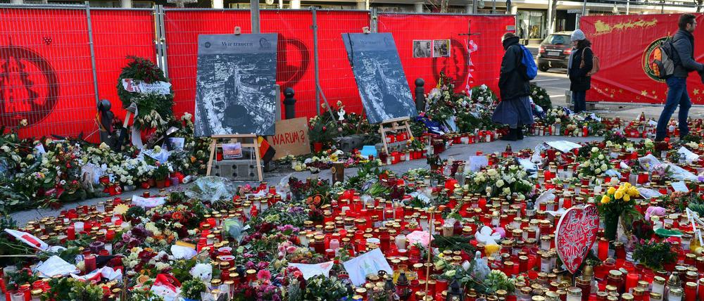 Stilles Gedenken. Beim Anschlag am Breitscheidplatz starben zwölf Menschen, 50 wurden zum Teil schwer verletzt.