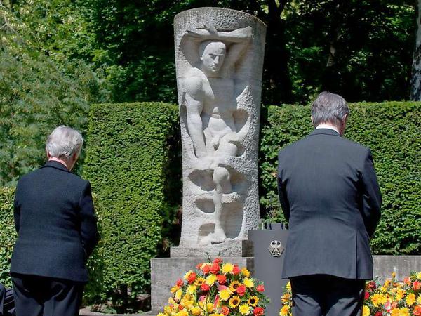Klaus Wowereit (SPD) unbd Annette Schavan legen Kränze auf der zentralen Gedenkveranstaltung zum 17. Juni auf dem Urnenfriedhof im Stadtteil Wedding nieder. 