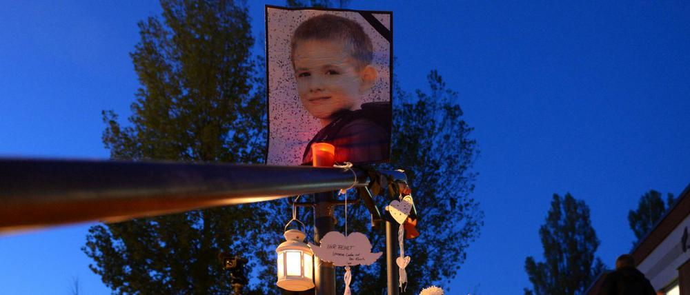Trauer um Elias: 400 Menschen nahmen in Potsdam Abschied von dem getöteten Kind.