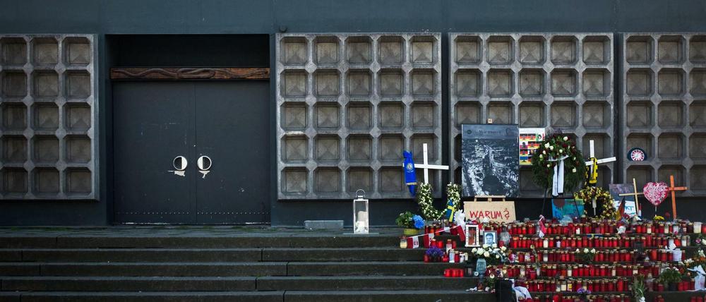 Zahlreiche Kerzen stehen an der Gedenkstelle für die Opfer des Anschlags auf dem Breitscheidplatz in Berlin. 