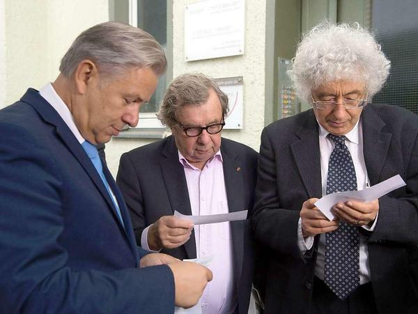 Klaus Wowereit, Helmut Karasek und Andrew Ranicki bei der Enthüllung der Gedenktafel für Marcel Reich-Ranicki in Berlin-Wilmersdorf.