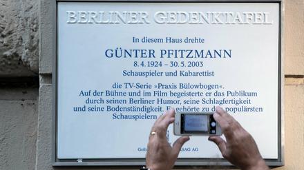 Gedenktafel für den Schauspieler und Kabarettisten Günter Pfitzmann nach der Enthüllung in der Zietenstraße in Schöneberg.