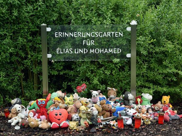  Eine Gedenktafel in der Kleingartenanlage in Luckenwalde erinnert an die ermordeten Kinder Elias und Mohamed. 