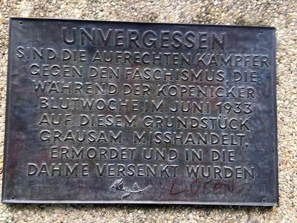 Unten rechts beschmiert: die erneuerte Gedenktafel an der Wendenschloßstraße.
