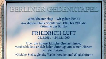 Gedenktafel für Friedrich Luft am Rias-/Deutschlandradio-Gebäude am Hans-Rosenthal-Platz in Berlin-Schöneberg.