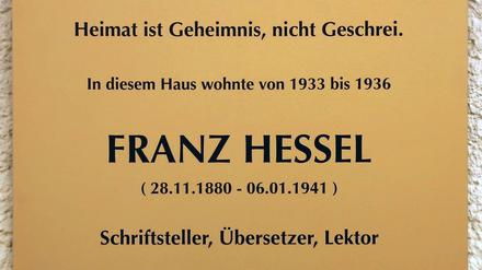 In der Lindauer Straße 8 im Bayerischen Viertel wurde im April 2013 diese Gedenktafel für Franz Hessel enthüllt.