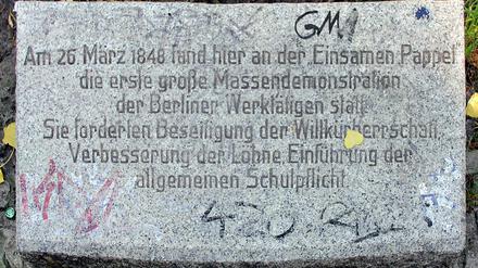 Der Gedenkstein für die „Einsame Pappel“ liegt auf dem Rundbeet, das ihre Nachpflanzung umgibt, an der Topstraße 15 (Prenzlauer Berg). ). Das Bild darf unter der GNU-Lizenz für freie Dokumentation verwendet werden.