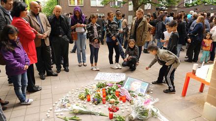 Nach der grausamen Tat vor einem Jahr erinnerten Nachbarn und Freunde in der Köthener Straße an Semanur S.