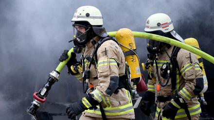 Schwerer Job. Berlins Feuerwehrleute sind Retter in höchster Not. Trotzdem werden sie selbst häufig zu Opfern.