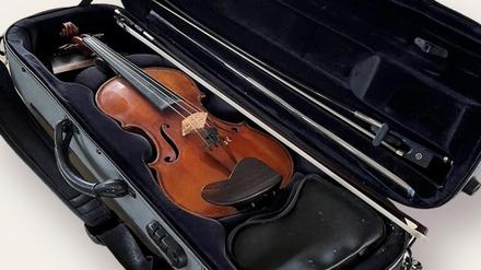 Die sichergestellte Geige ist nach Angaben der Besitzerin mehrere Tausend Euro wert.