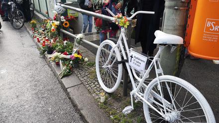 Weißes so genanntes Geisterrad im Gedenken an eine getötete Radfahrerin in Berlin-Friedrichshain.