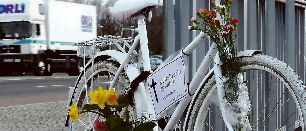 Immer mehr Geisterfahrräder erinnern in Berlin an getötete Radfahrerinnen und Radfahrer.