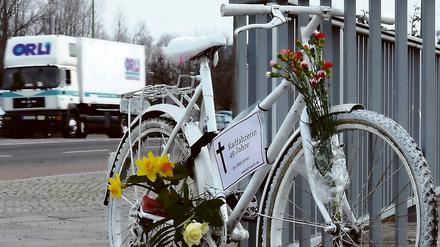 Geisterräder erinnern in Berlin an tödliche Fahrradunfälle.