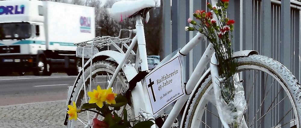 Geisterräder erinnern in Berlin an tödliche Fahrradunfälle.