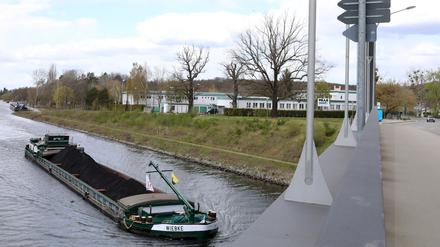Das Gelände und Ufer der MEAB am Sacrow-Paretzer Kanal in Potsdam Neu Fahrland.