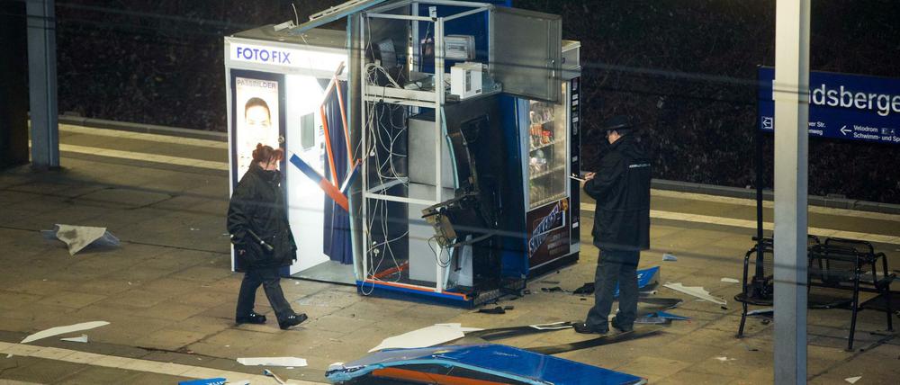 Polizisten sichern Spuren nach der Sprengung eines Geldautomaten auf dem S-Bahnhof Landsberger Allee in der Nacht zu Dienstag.