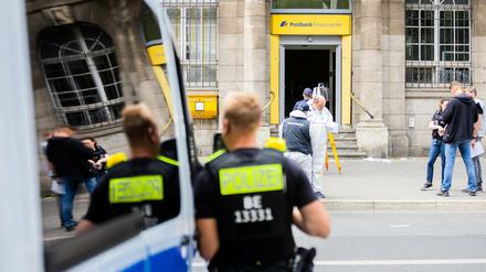 Beamte der Kriminaltechnik sind im Bezirk Wilmersdorf in der Uhlandstraße an einer Postbankfiliale im Einsatz. Dort ist ein Geldtransporter überfallen worden.