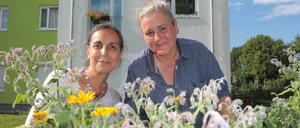 Da wächst was. Gärtnerin Keya Choudhury (li.) und Bärbel Behnke im Garten der Einrichtung.