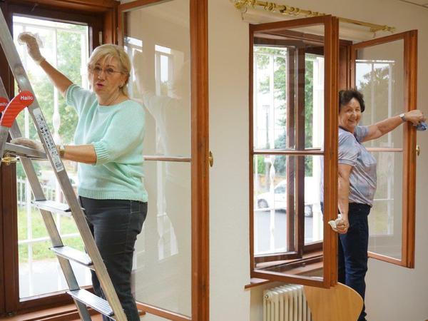 Im Kiezclub Bohnsdorf werden Fenster geputzt und technische Störungen beseitigt