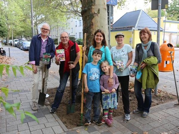 Kleine und große Helfer und Helferinnen beim Verschönern des Johannes-Fest-Platzes in Lichtenberg.