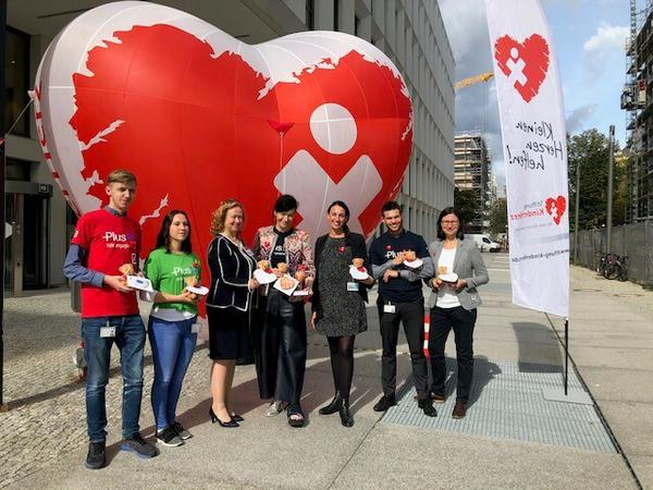 Kuscheltierbären mit Widmungen der Mitarbeiter und Mitarbeiterinnen der Deutschen Bank für herzkranken Kinder in der Charité