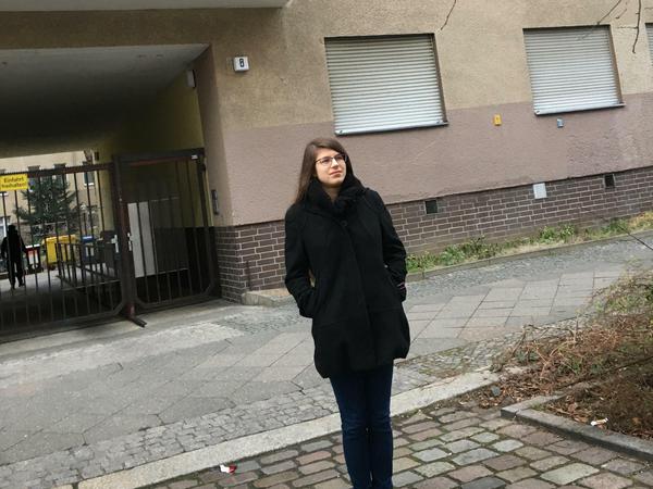 Alte Heimat. Michelle Krüger, 19, steht vor ihrem alten Wohnhaus in der Stendaler Straße.