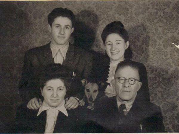 Erna und Aron Segal mit ihren Kindern Manfred und Gerda nach dem Krieg. 1949 verlassen sie Berlin in Richtung Amerika, um hier ein neues Leben zu beginnen. 