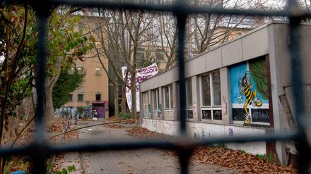 Die Gerhart-Hauptmann-Schule in Kreuzberg: Seit mehr als einem Jahr wohnen Flüchtlinge in der ehemaligen Schule (Foto aus Dezember 2012).