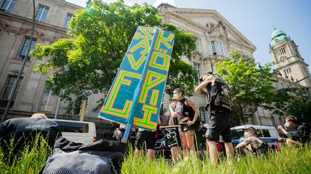 Unterstützter:innen des Wagenplatzes demonstrierten Anfang Juni vor dem Amtsgericht gegen das Räumungsurteil.