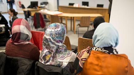 Frauen mit Kopftüchern sitzen im Berliner Arbeitsgericht. 