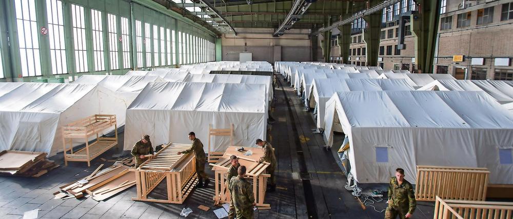 Bundeswehrsoldaten beim Aufbau der Zelte im Flughafengebäude des ehemaligen Flughafens Tempelhof am 25.10.2015.