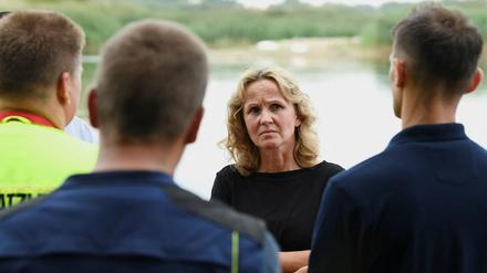 Bundesumweltministerin Steffi Lemke traf am Samstag Einsatzkräfte an der Oder.