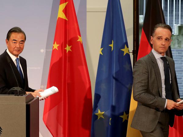 Wer folgt wem? Bundesaußenminister Heiko Maas und sein chinesischer Kollege Wang Yi nach einer konfrontativen Pressekonferenz in Berlin. 