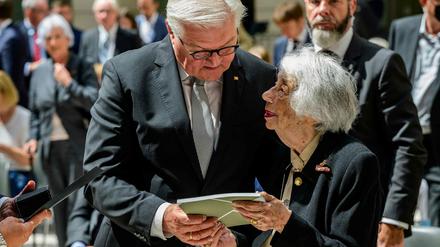 Unermüdlich gegen Antisemitismus. Bundespräsident Frank-Walter Steinmeier überreicht Berlins Ehrenbürgerin Margot Friedländer den Walter-Rathenau-Preis.
