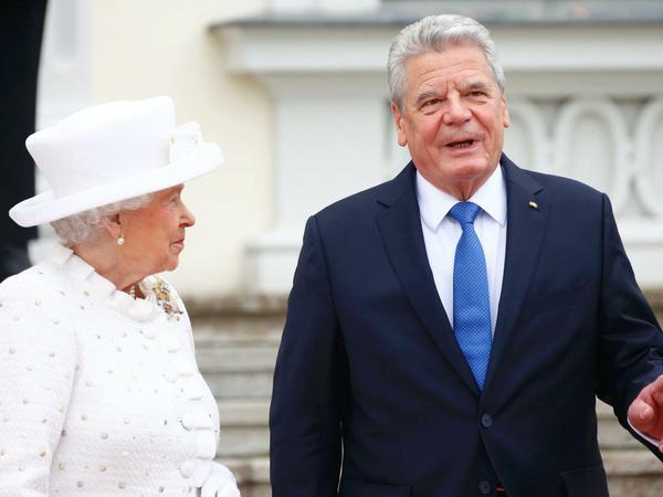 Queen Elizabeth II. wird von Bundespräsident Joachim Gauck im Schloss Bellevue empfangen.