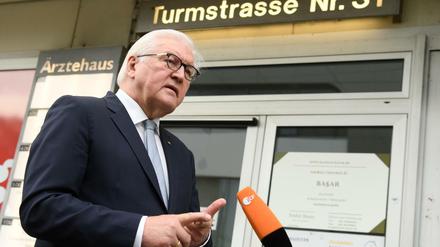 Bundespräsident Steinmeier vor der Praxis in der Turmstraße