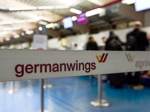 Passagiere am Germanwings-Schalter in TXL
