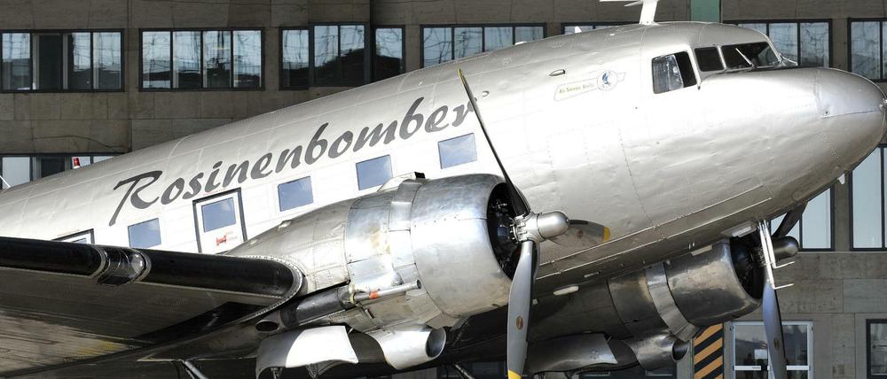 Eine Douglas DC-3, besser bekannt als Rosinenbomber, im Oktober 2008 in Tempelhof. Zum Jubiläum könnten die legendären Rosinenbomber zurückkehren. 