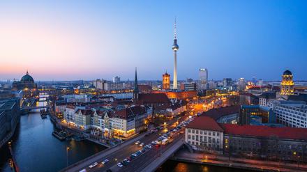 Berlin-Panorama mit Fernsehturm und Rotem Rathaus.