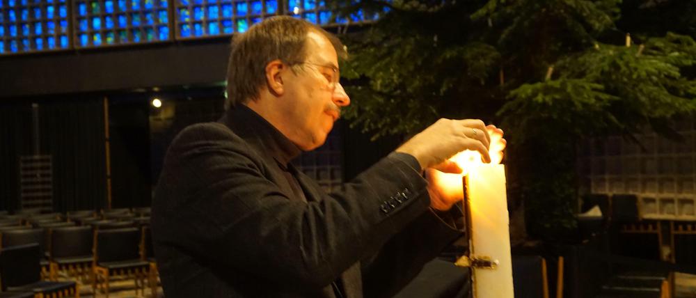 Eine Kerze für die Opfer: Martin Germer, Pfarrer der Gedächtniskirche.