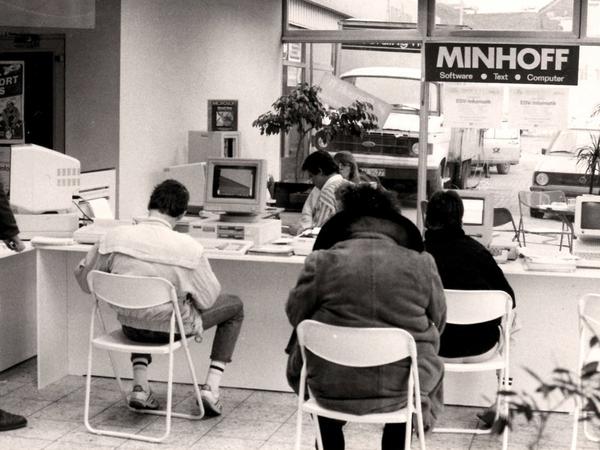 Szene in einem Laden der Firma Minhoff beziehungsweise ihrer Kette CSM (Computer Shop Minhoff) in Berlin-Wilmersdorf in den 1980er Jahren.